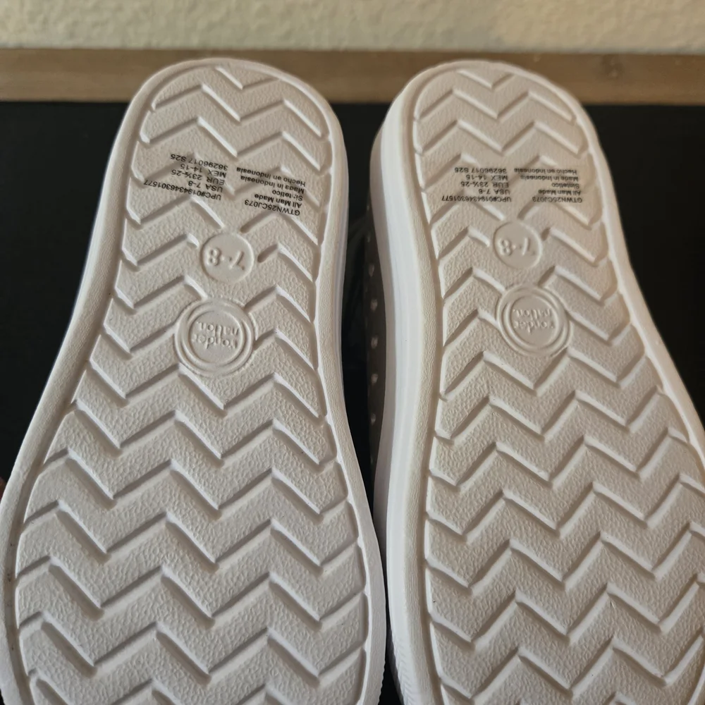 NWT Wonder Nation Kids Water Shoes - Metallic Gold and White Size 7/8